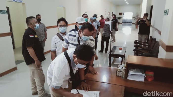 Warga kawasan puncak sekaligus kawasan rawan bencana (KRB) Gunung Merapi, Desa Sidorejo, Kecamatan Kemalang, Klaten, datangi DPRD Klaten memprotes jalan rusak, Kamis (25/11/2021).