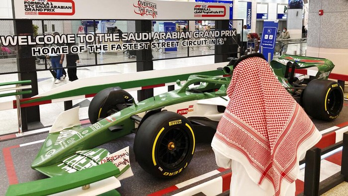 Wow, Ada Mobil Balap Mejeng di Bandara Arab Saudi Sebuah mobil balap mejeng di Bandara Internasional King Abdulaziz, Arab Saudi. Kehadiran mobil balap itu terkait dengan gelaran Formula 1 di Arab Saudi