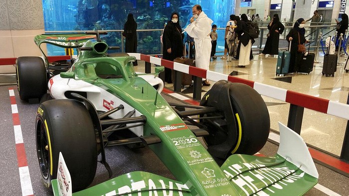 Sebuah mobil balap mejeng di Bandara Internasional King Abdulaziz, Arab Saudi. Kehadiran mobil balap itu terkait dengan gelaran Formula 1 di Arab Saudi