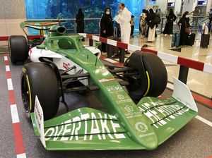 Wow, Ada Mobil Balap Mejeng di Bandara Arab Saudi