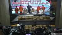 Keempat tersangka berinisial SP (24), RN (21), dan LH (21) yang berperan sebagai kurir ditangkap di Palembang, Sumatera Selatan.
