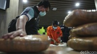 Sedangkan satu orang lainnya yang berinisial SD (41) berperan sebagai pengendali ditangkap di Medan, Sumatera Utara.