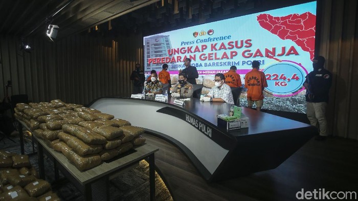 224 Kg Ganja Jaringan Aceh-Medan-Jakarta Diringkus Polisi 224 Kg Ganja Jaringan Aceh-Medan-Jakarta Diringkus Polisi