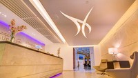 Ruang tunggu itu diberi nama Alfursan Lounge. Letaknya di terminal internasional bandara tersebut. Luas ruang tunggu itu mencapai 3.500 meter persegi. Ruangan seluas itu diperkirakan dapat menampung lebih dari 10.000 tamu setiap harinya. Foto: dok. Saudia