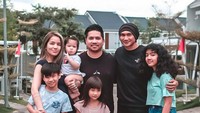 Potret kebersamaan Anji dengan keluarga Sheila Marcia. Foto: Instagram