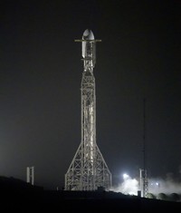 Roket SpaceX Falcon 9 dengan Double Asteroid Redirection Test, atau DART, pesawat ruang angkasa onboard, terlihat siap diluncurkan, Selasa, 23 November 2021, di Space Launch Complex 4E, Vandenberg Space Force Base di California. DART adalah yang pertama di dunia uji pertahanan planet skala penuh, mendemonstrasikan salah satu metode teknologi defleksi asteroid. Misi ini dibangun dan dikelola oleh Johns Hopkins APL untuk Kantor Koordinasi Pertahanan Planet NASA. (Bill Ingalls/NASA melalui AP)