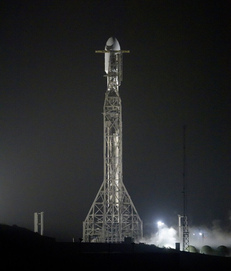 Asteroid Defense Test Roket SpaceX Falcon 9 dengan Double Asteroid Redirection Test, atau DART, pesawat ruang angkasa onboard, terlihat siap diluncurkan, Selasa, 23 November 2021, di Space Launch Complex 4E, Vandenberg Space Force Base di California. DART adalah yang pertama di dunia uji pertahanan planet skala penuh, mendemonstrasikan salah satu metode teknologi defleksi asteroid. Misi ini dibangun dan dikelola oleh Johns Hopkins APL untuk Kantor Koordinasi Pertahanan Planet NASA. (Bill Ingalls/NASA melalui AP)
