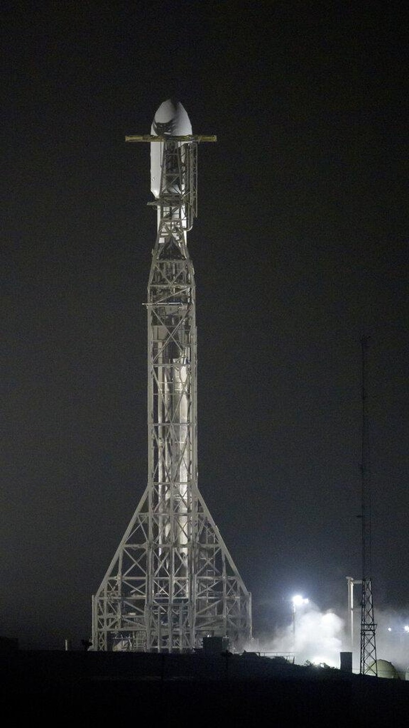 Roket SpaceX Falcon 9 dengan Double Asteroid Redirection Test, atau DART, pesawat ruang angkasa onboard, terlihat siap diluncurkan, Selasa, 23 November 2021, di Space Launch Complex 4E, Vandenberg Space Force Base di California. DART adalah yang pertama di dunia uji pertahanan planet skala penuh, mendemonstrasikan salah satu metode teknologi defleksi asteroid. Misi ini dibangun dan dikelola oleh Johns Hopkins APL untuk Kantor Koordinasi Pertahanan Planet NASA. (Bill Ingalls/NASA melalui AP)