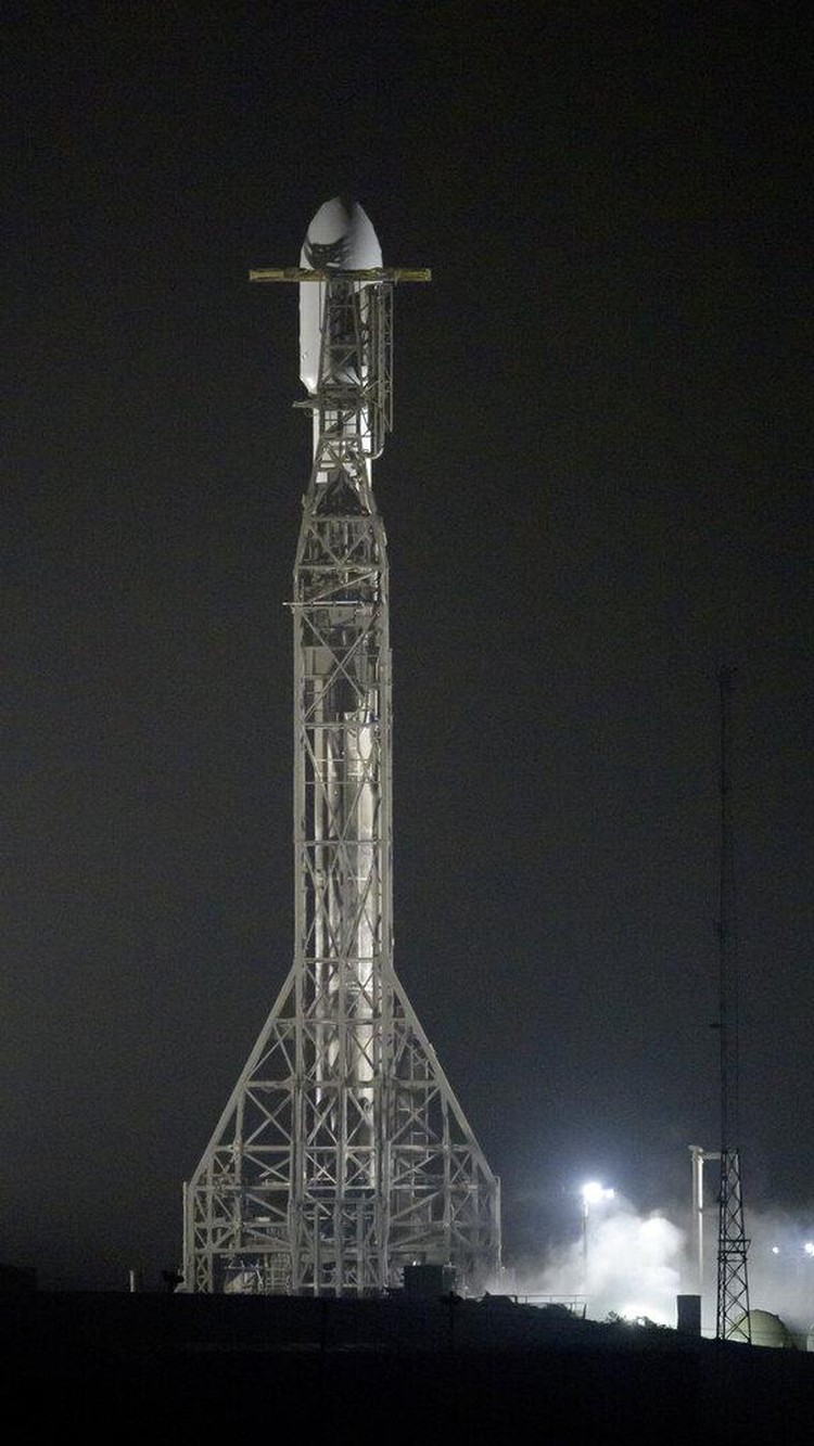 Roket SpaceX Falcon 9 dengan Double Asteroid Redirection Test, atau DART, pesawat ruang angkasa onboard, terlihat siap diluncurkan, Selasa, 23 November 2021, di Space Launch Complex 4E, Vandenberg Space Force Base di California. DART adalah yang pertama di dunia uji pertahanan planet skala penuh, mendemonstrasikan salah satu metode teknologi defleksi asteroid. Misi ini dibangun dan dikelola oleh Johns Hopkins APL untuk Kantor Koordinasi Pertahanan Planet NASA. (Bill Ingalls/NASA melalui AP)
