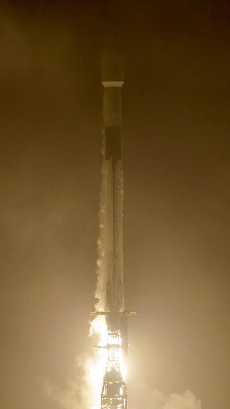Roket SpaceX Falcon 9 dengan Double Asteroid Redirection Test, atau DART, pesawat ruang angkasa onboard, terlihat siap diluncurkan, Selasa, 23 November 2021, di Space Launch Complex 4E, Vandenberg Space Force Base di California. DART adalah yang pertama di dunia uji pertahanan planet skala penuh, mendemonstrasikan salah satu metode teknologi defleksi asteroid. Misi ini dibangun dan dikelola oleh Johns Hopkins APL untuk Kantor Koordinasi Pertahanan Planet NASA. (Bill Ingalls/NASA melalui AP)