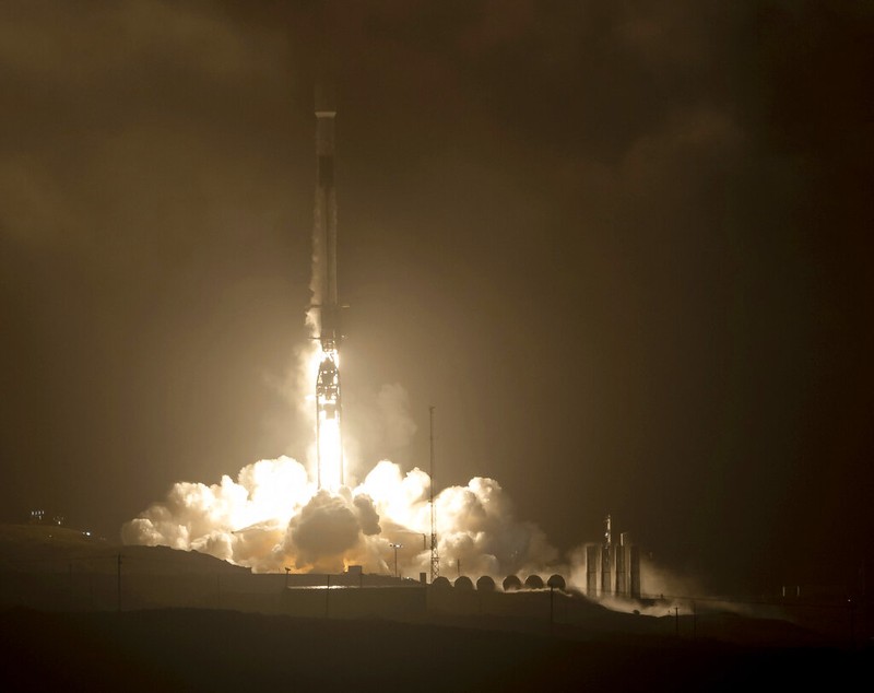 Roket SpaceX Falcon 9 dengan Double Asteroid Redirection Test, atau DART, pesawat ruang angkasa onboard, terlihat siap diluncurkan, Selasa, 23 November 2021, di Space Launch Complex 4E, Vandenberg Space Force Base di California. DART adalah yang pertama di dunia uji pertahanan planet skala penuh, mendemonstrasikan salah satu metode teknologi defleksi asteroid. Misi ini dibangun dan dikelola oleh Johns Hopkins APL untuk Kantor Koordinasi Pertahanan Planet NASA. (Bill Ingalls/NASA melalui AP)