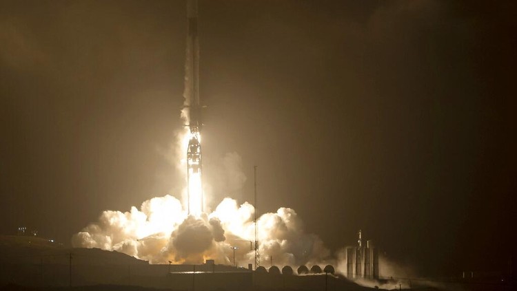 Roket SpaceX Falcon 9 dengan Double Asteroid Redirection Test, atau DART, pesawat ruang angkasa onboard, terlihat siap diluncurkan, Selasa, 23 November 2021, di Space Launch Complex 4E, Vandenberg Space Force Base di California. DART adalah yang pertama di dunia uji pertahanan planet skala penuh, mendemonstrasikan salah satu metode teknologi defleksi asteroid. Misi ini dibangun dan dikelola oleh Johns Hopkins APL untuk Kantor Koordinasi Pertahanan Planet NASA. (Bill Ingalls/NASA melalui AP)