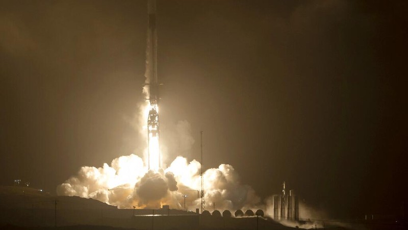 Roket SpaceX Falcon 9 dengan Double Asteroid Redirection Test, atau DART, pesawat ruang angkasa onboard, terlihat siap diluncurkan, Selasa, 23 November 2021, di Space Launch Complex 4E, Vandenberg Space Force Base di California. DART adalah yang pertama di dunia uji pertahanan planet skala penuh, mendemonstrasikan salah satu metode teknologi defleksi asteroid. Misi ini dibangun dan dikelola oleh Johns Hopkins APL untuk Kantor Koordinasi Pertahanan Planet NASA. (Bill Ingalls/NASA melalui AP)