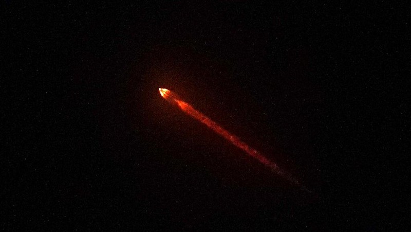 Pesawat ruang angkasa DART, kependekan dari Double Asteroid Redirection Test, di atas roket SpaceX Falcon 9 terlihat Selasa, 23 November 2021, dari Simi Valley, California setelah diluncurkan dari Vandenberg Space Force Base. (Foto AP/Mark J. Terrill)