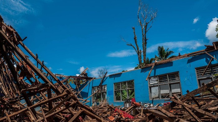 Kondisi atap gedung sekolah yang ambruk di SMP Negeri 1 Cibeber, Lebak, Banten, Kamis (25/11/2021). Hujan deras yang terjadi beberapa hari terakhir di daerah itu menyebabkan ruang laboratorium di sekolah tersebut atapnya ambruk dan mengakibatkan delapan murid terluka akibat tertimpa puing-puing bangunan saat kejadian. ANTARA FOTO/Muhammad Bagus Khoirunas/wsj.