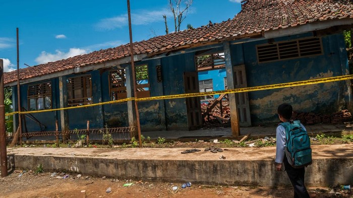 Kondisi atap gedung sekolah yang ambruk di SMP Negeri 1 Cibeber, Lebak, Banten, Kamis (25/11/2021). Hujan deras yang terjadi beberapa hari terakhir di daerah itu menyebabkan ruang laboratorium di sekolah tersebut atapnya ambruk dan mengakibatkan delapan murid terluka akibat tertimpa puing-puing bangunan saat kejadian. ANTARA FOTO/Muhammad Bagus Khoirunas/wsj.