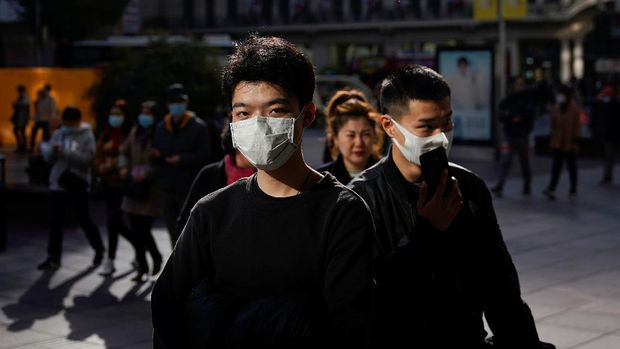 People wearing protective masks walk on a street, following new cases of the coronavirus disease (COVID-19), in Shanghai, China, November 24, 2021. Picture taken November 24, 2021. REUTERS/Aly Song