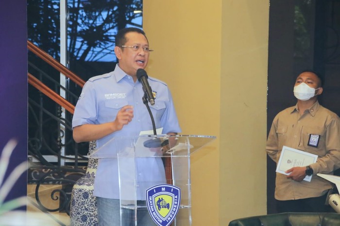Konferensi pers bersama dengan Co-Founder Formula E , Alberto Longo dan Dirut Jakpro Widi Amanasto kemarin. Kegiatan ini digelar dalam rangka membahas persiapan menuju gelaran Formula E yang rencananya akan digelar di Jakarta pada Juni 2022 mendatang.