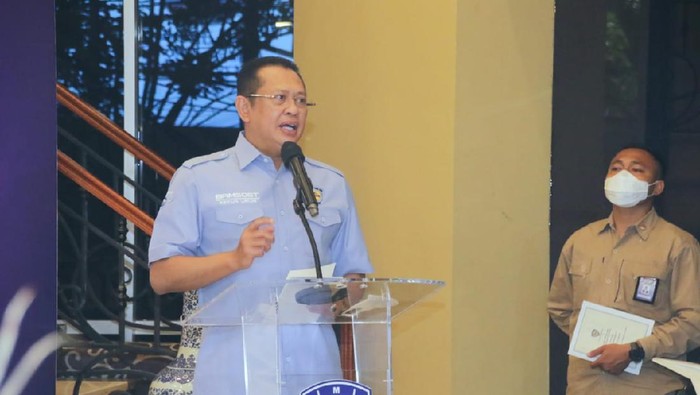 Konferensi pers bersama dengan Co-Founder Formula E , Alberto Longo dan Dirut Jakpro Widi Amanasto kemarin. Kegiatan ini digelar dalam rangka membahas persiapan menuju gelaran Formula E yang rencananya akan digelar di Jakarta pada Juni 2022 mendatang.