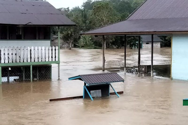Banjir akibat meluapnya Sungai Teweh di Desa Benangin I Kecamatan Teweh Timur, Jumat (26/11/2021) pagi. (ANTARA/Dokumen Pribadi)