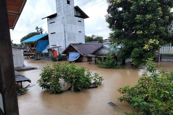Banjir akibat meluapnya Sungai Teweh di Desa Benangin I Kecamatan Teweh Timur, Jumat (26/11/2021) pagi. (ANTARA/Dokumen Pribadi)