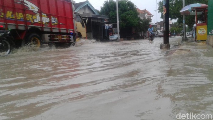 Hujan deras mengguyur Tuban sekitar dua jam. Pertigaan Ponco-Parengan banjir setinggi hampir 25 sentimeter.