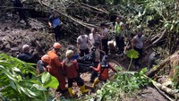 Bencana longsor yang terjadi pada Kamis (25/11/2021) sekitar pukul 14.00 Wita di kawasan wisata arung jeram yang menimpa rombongan wisatawan tersebut menewaskan tiga orang dan tiga orang mengalami luka-luka akibat tertimbun material tanah longsor.