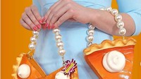 Pie labu punya rasa yang manis dan nikmat. Tapi bagaimana jika pie labu justru dibuat menjadi tas? Tas pie labu yang satu ini bisa membuatmu terlohat fashionable sekaligus inspirasi untuk camilan manis. Foto: Brightside