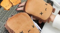 Saat bekerja di ruangan ber-AC tangan kerap terasa begitu dingin. Roti panggang yang satu ini dijamin bisa menghangatkan sekaligus bikin lapar! Foto: Brightside