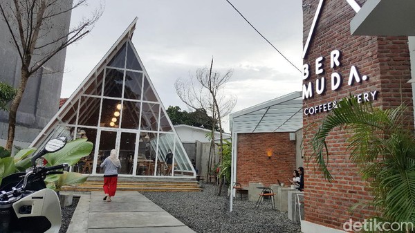 Banyak pilihan untuk kawula muda menghabiskan weekend di Tangerang Selatan. Salah satunya adalah cafe dengan bentuk bangunan segitiga ini. Syanti/detikcom.