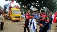 Buruh bersama-sama melakukan long mach menuju Kantor Bupati Jepara. Tampak petugas kepolisian pun berjaga mengawal long mach buruh.