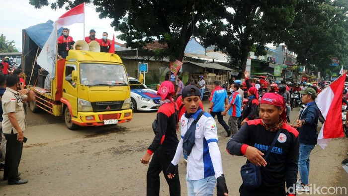 Massa dari berbagai serikat pekerja menggelar demo di depan Kantor Bupati Jepara. Mereka protes terkait kenaikan Upah Minimum Kabupaten/Kota di Jepara yang dinilai rendah.