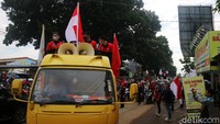Dalam aksi tersebut ribuan buruh itu protes terkait kenaikan Upah Minimum Kabupaten/Kota (UMK) di Jepara yang dinilai sangat rendah. UMK Jepara tahun 2022 diusulkan naik Rp 1.403 berdasarkan pada Peraturan Pemerintah (PP) Nomor 36 Tahun 2021 tentang Pengupahan. Nominal itu setara naik 0,06 persen dari UMK tahun 2021 Rp 2.107.000. Dengan demikian, UMK Kabupaten Jepara tahun 2022 diusulkan sebesar Rp 2.108.403.