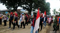 Massa dari berbagai serikat pekerja memadati Jalan Kudus-Jepara di Kecamatan Mayong sekitar pukul 08.30 WIB.
