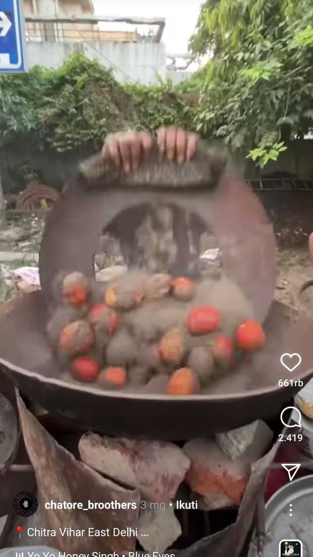 Camilan Tomat Khas India Ini Dimasak Menggunakan Pasir, Seperti Ini Rasanya