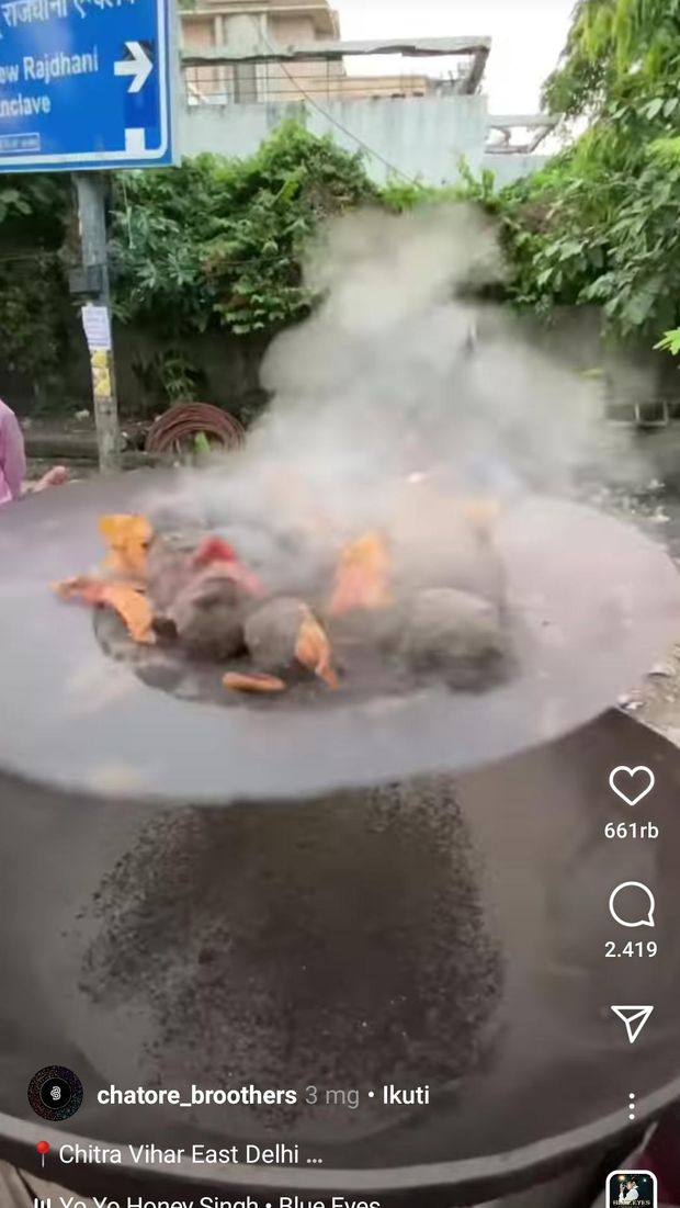 Camilan Tomat Khas India Ini Dimasak Menggunakan Pasir, Seperti Ini Rasanya