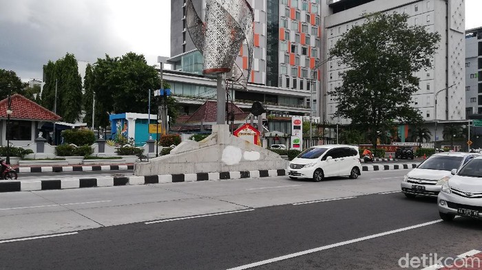 Coretan Cahyo di Flyover Purwosari kini ditimpa cat putih