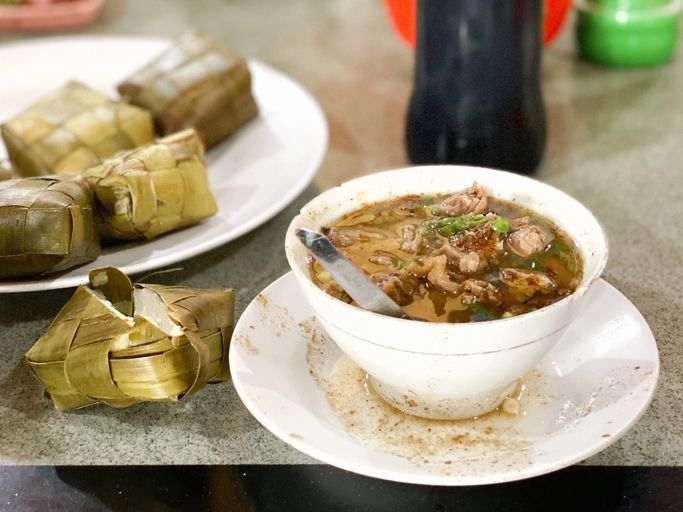 5 Fakta Menarik Coto Makassar Enak Disantap Pakai Buras