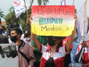 UMK Jepara Naik Rp 1.403, Massa Sindir Upah Murah Buruh Mendesah
