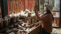Desa Wisata Krebet dikenal sebagai penghasil batik kayu.