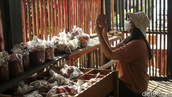 Desa Wisata Krebet rupanya punya sejarah panjang sebelum menjadi sentra batik kayu. Dulunya, desa itu tertutup hutan dan masyarakat bekerja serabutan.