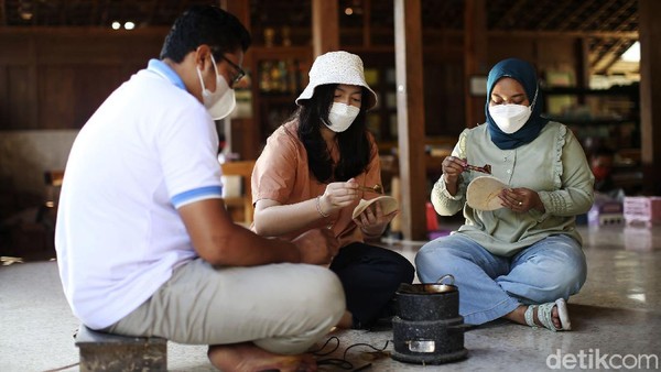 Dulunya, desa ini disebut Desa Ngalas yang artinya hutan. Maklum, sebelum tahun 80-an, desa itu tertutup hutan yang didominasi pohon jambu. Dulunya, desa ini disebut Desa Ngalas yang artinya hutan. Maklum, sebelum tahun 80-an, desa itu tertutup hutan yang didominasi pohon jambu.
