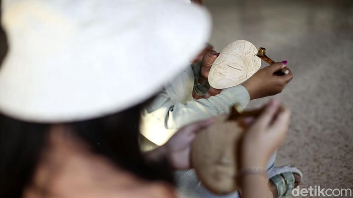 Desa Krebet yang Jadi Sentra Bati Kayu Ini Dulunya Merupakan Hutan Desa Wisata Krebet rupanya punya sejarah panjang sebelum menjadi sentra batik kayu. Dulunya, desa itu tertutup hutan dan masyarakat bekerja serabutan.