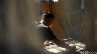 Saat ini permintaan batik kayu memang sedang lesu. Apalagi di masa awal pandemi COVID-19 merebak di Indonesia, permintaan bahkan nihil.