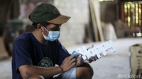 Di masa kejayaannya, batik kayu ini banyak dibeli oleh orang-orang Jepang hingga China. Pesanan dari berbagai daerah di Indonesia juga lancar.
