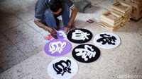 Lesunya penjualan batik kayu juga berdampak pada pengurangan tenaga kerja. Ketua Desa Wisata Krebet Agus Jati Kumara menuturkan, ada 43 rumah produksi batik kayu di desa tersebut, namun saat ini yang aktif hanya 10.
