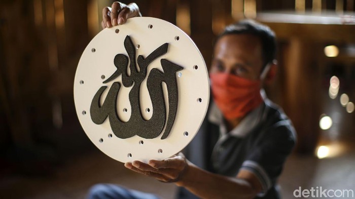 Pandemi COVID-19 membuat penjualan batik kayu menurun di Desa Wisata Krebet. Perajin pun mencoba bertahan dengan melakukan penjualan online.