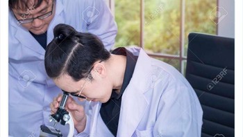 Cara melihat di mikroskop. Foto: Twitter via Boredpanda