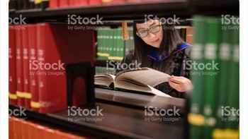 Melakukan riset menggunakan baju toga. Foto: Twitter via Boredpanda