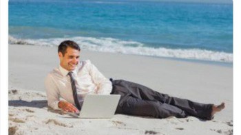 Gaya kerja di pantai. Foto: Twitter via Boredpanda